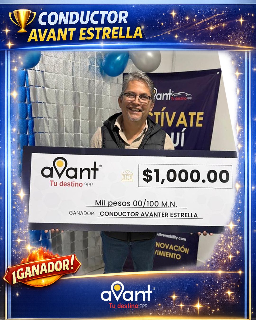 Conductor Avant recibiendo su bono en efectivo